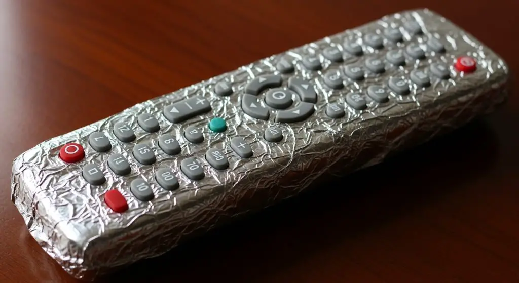 Remote control, wrap it in tin foil: what happens is impressive