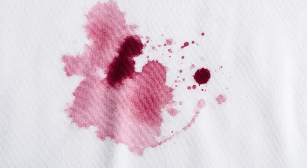 Remove red wine stains on clothes with this natural method.